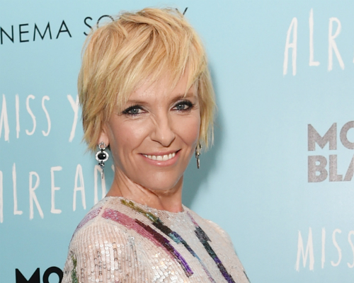 Antes de ‘Miss Sunshine’, Toni Collette já tinha no currículo uma indicação ao Oscar por seu papel como a mãe de Cole Sear, o menino que via mortos em ‘O Sexto Sentido’. Ela estrelou também vários longas dramáticos como ‘Um Grande Garoto’,  ‘As Horas’, ‘Em Seu Lugar’, ‘À Procura do Amor’ e o recente ‘Já Sinto Saudades’ com Drew Barrymore. Collette é também conhecida e premiada por protagonizar a série de TV ‘United States of Tara’.