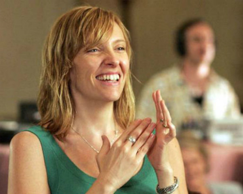 A australiana Toni Collette interpreta Sheryl Hoover, mãe de Olive. No filme, ela é a típica mãe que cuida dos valores, mas fuma compulsivamente e não fala nada sobre o assunto. Com muito talento para o drama, a atriz teve seu apêndice removido aos 11 anos mesmo não estando doente. Ela conseguiu convencer os médicos e seus pais.