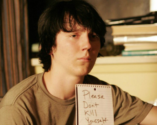 Paul Dano passa boa parte de ‘Miss Sunshine’ em silêncio e se comunicando por notas. No longa, ele é Paul Dano, irmão de Olive. Antes do filme, ele havia estado no elenco de ‘Show de Vizinha’ e ‘Roubando Vidas’.