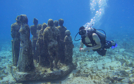 O primeiro museu submarino do mundo reúne 400 estátuas colocadas   a oito e quatro metros de profundidade no mar de Cancun, Isla   Mujeres e Punta Nizuc, no México. Os visitantes precisam usar   aparelhos de mergulho para chegar às instalações. A ideia é   mostrar como a arte pode ajudar a recuperar vida marinha nos recifes da região.