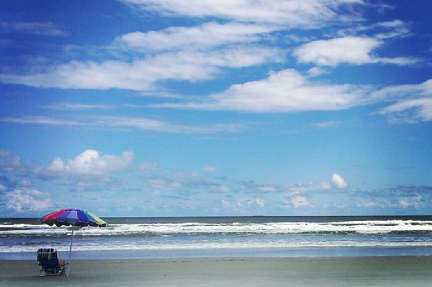 A praia parece tranquilinha, né? Experimente colocar um pezinho nesta praia que fica localizada na 