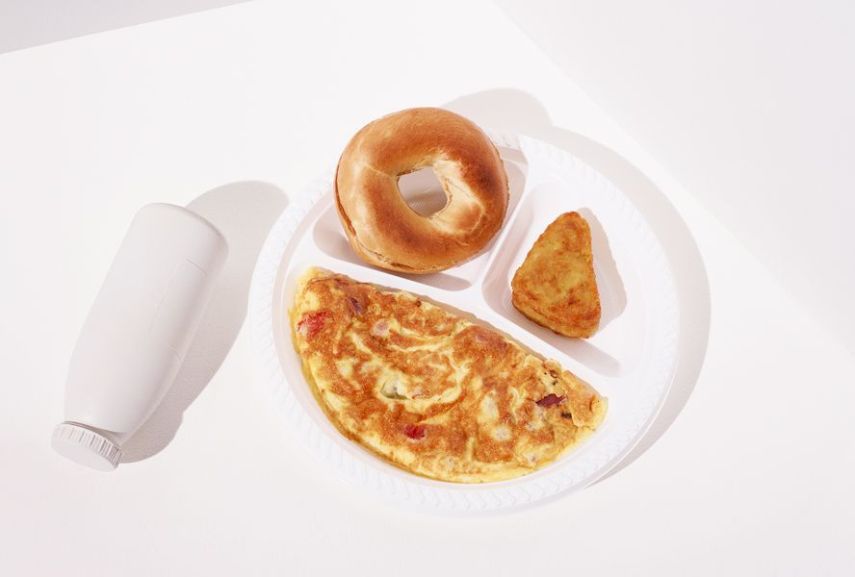 A primeira refeição do dia da nadadora americana Katie Ledecky tem um omelete feito com queijo, bacon e tomate. No prato, entra também batata frita e um bagel. 