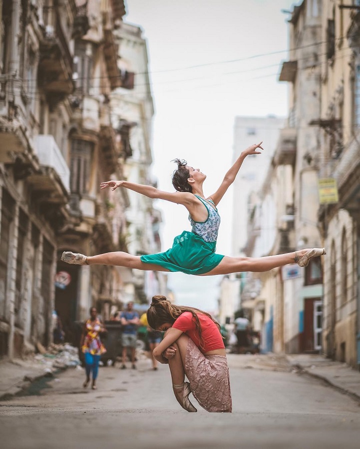 Fotógrafo retrata bailarinos dançando nas ruas de Cuba