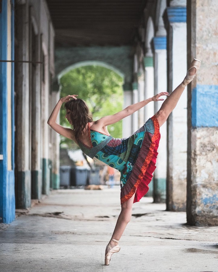 Fotógrafo retrata bailarinos dançando nas ruas de Cuba