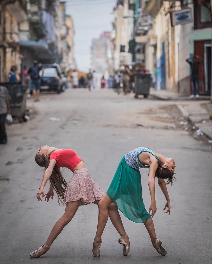 Fotógrafo retrata bailarinos dançando nas ruas de Cuba