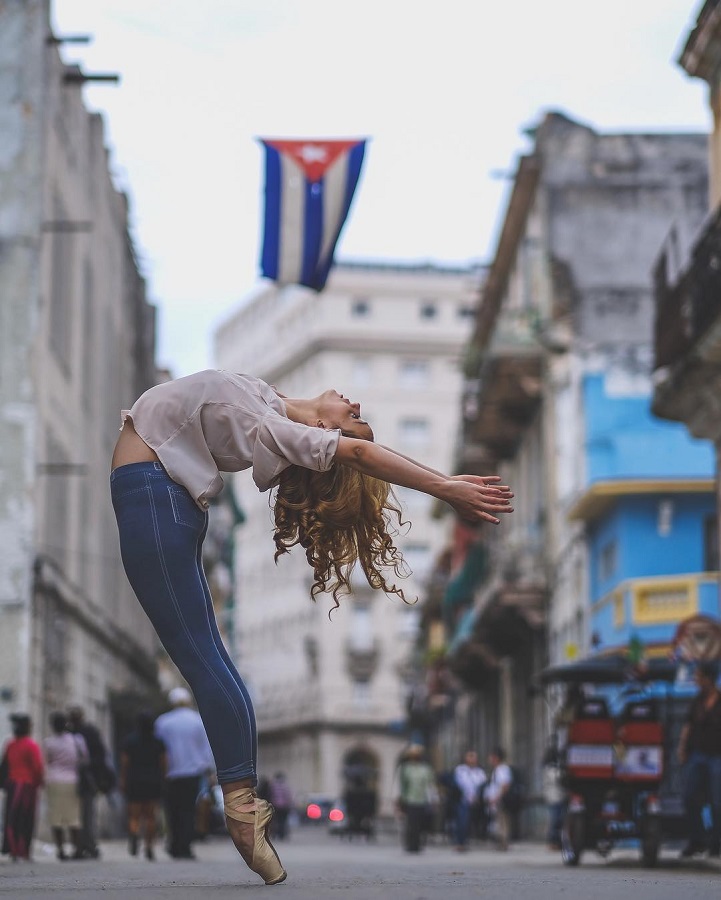 Fotógrafo retrata bailarinos dançando nas ruas de Cuba