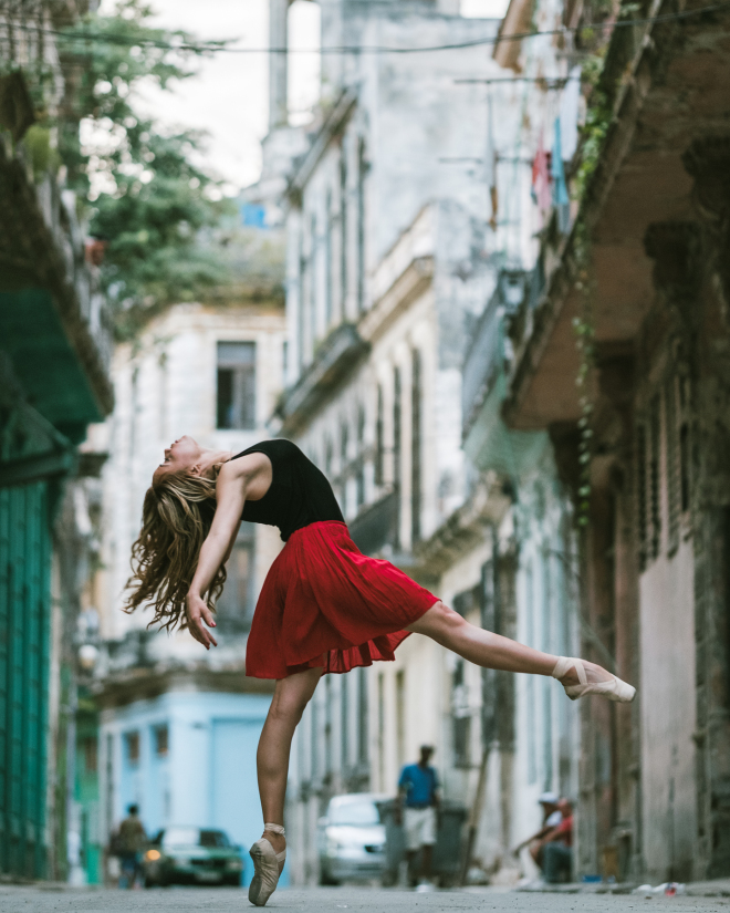 Fotógrafo retrata bailarinos dançando nas ruas de Cuba