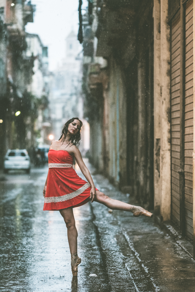 Fotógrafo retrata bailarinos dançando nas ruas de Cuba