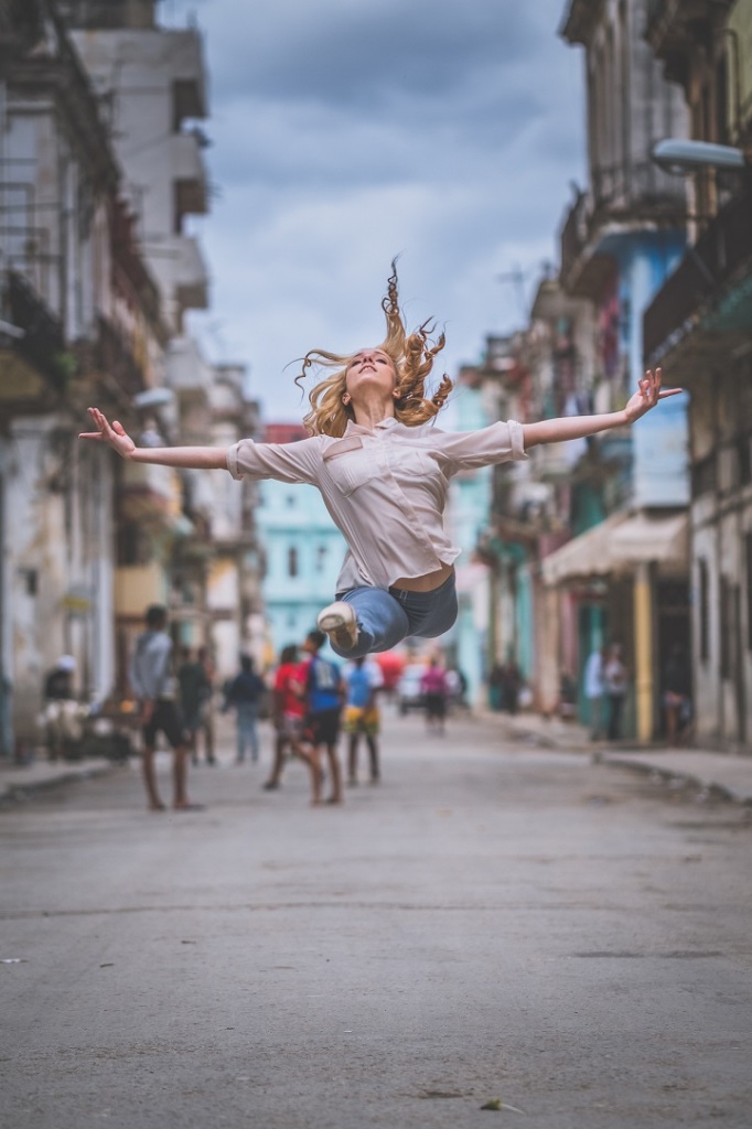 Fotógrafo retrata bailarinos dançando nas ruas de Cuba
