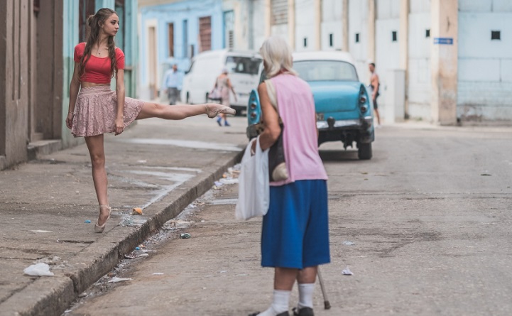 Fotógrafo retrata bailarinos dançando nas ruas de Cuba