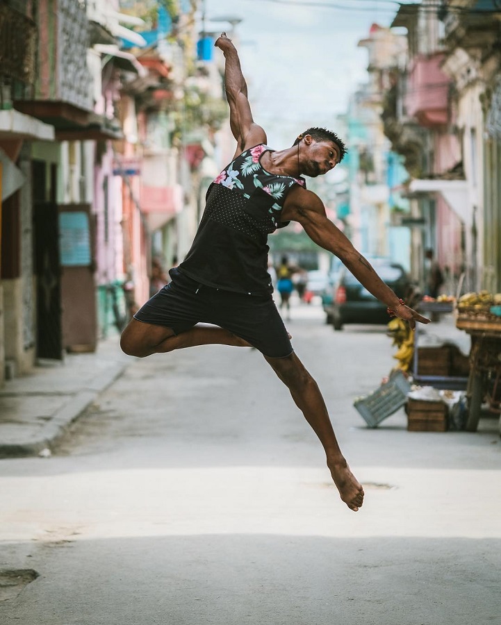 Fotógrafo retrata bailarinos dançando nas ruas de Cuba