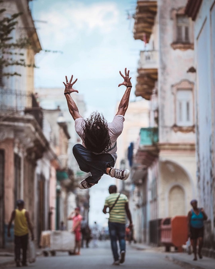 Fotógrafo retrata bailarinos dançando nas ruas de Cuba