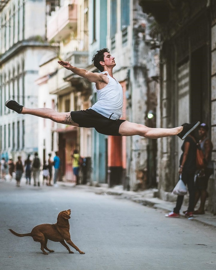 Fotógrafo retrata bailarinos dançando nas ruas de Cuba