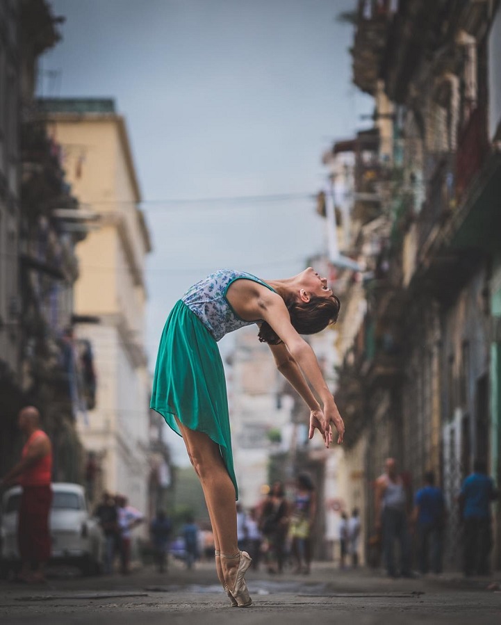 Fotógrafo retrata bailarinos dançando nas ruas de Cuba