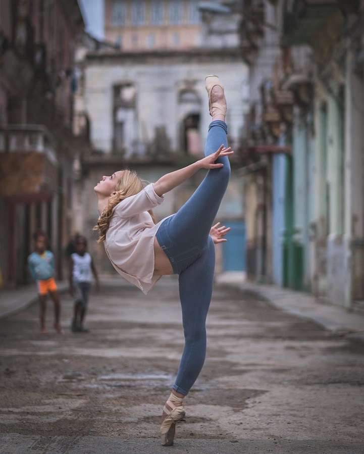 Fotógrafo retrata bailarinos dançando nas ruas de Cuba