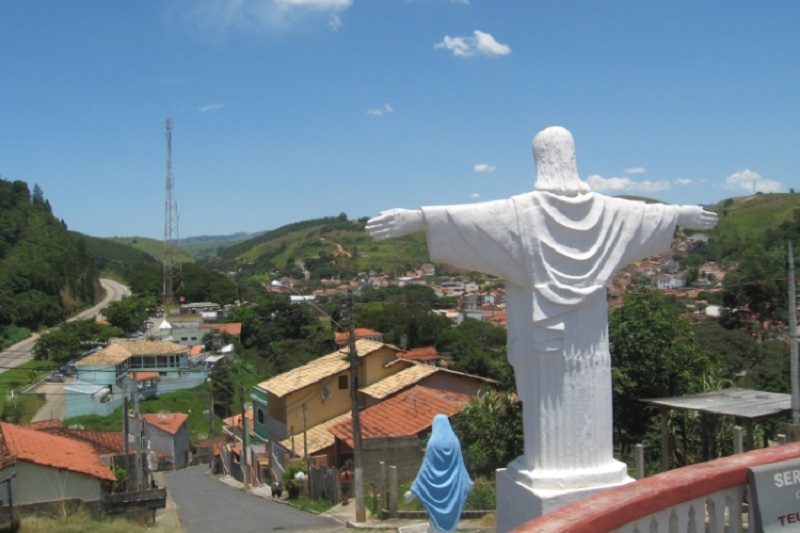 A cidade está na Rodovia dos Tamoios, no caminho para Caraguatatuba