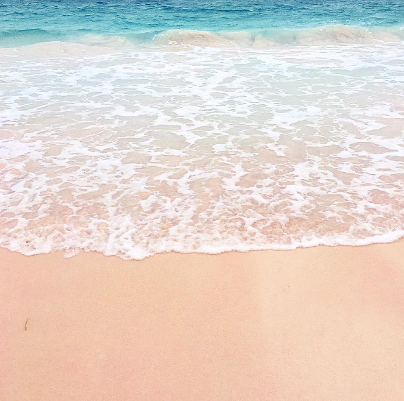 Esta praia de areia rosada fica na ilha de Harbour, nas Bahamas