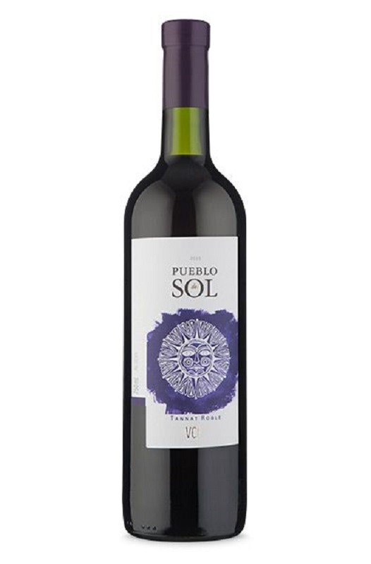 Um tannat com aromas de frutas vermelhas, chocolate e tosta, e um paladar com taninos macios e corpo médio. Um belo exemplar elaborado com a uva tinta emblemática do nosso pequeno país vizinho. A Pueblo del Sol é uma vinícola bastante conhecida e seu nome é uma homenagem ao sol, por ceder o calor para o amadurecimento das uvas e ser o guia dos viticultores desde o amanhecer.