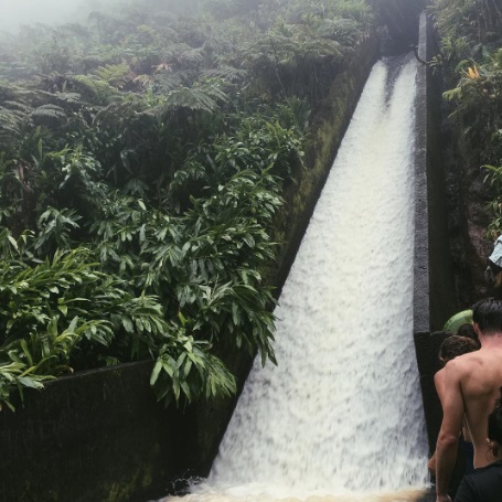 Queda d'água de 10m fica no Waipio Valley, no Havaí. Apesar do acesso proibido, virou moda entre alguns turistas aventureiros