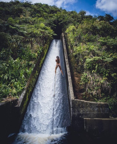 Queda d'água de 10m fica no Waipio Valley, no Havaí. Apesar do acesso proibido, virou moda entre alguns turistas aventureiros