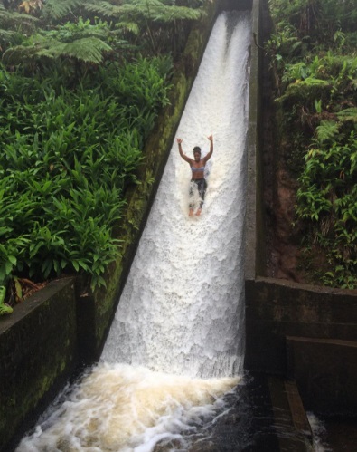 Queda d'água de 10m fica no Waipio Valley, no Havaí. Apesar do acesso proibido, virou moda entre alguns turistas aventureiros