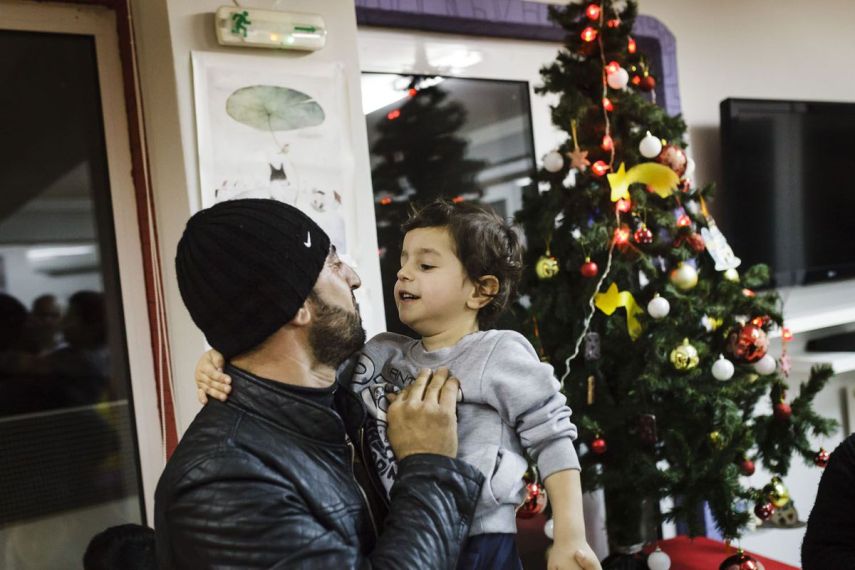 A versão australiana do site 'Mashable' reuniu imagens emocionantes de pais que cuidam de seus filhos em situações extremas enquanto precisam abandonar suas casas e países e viverem como refugiados em outros lugares