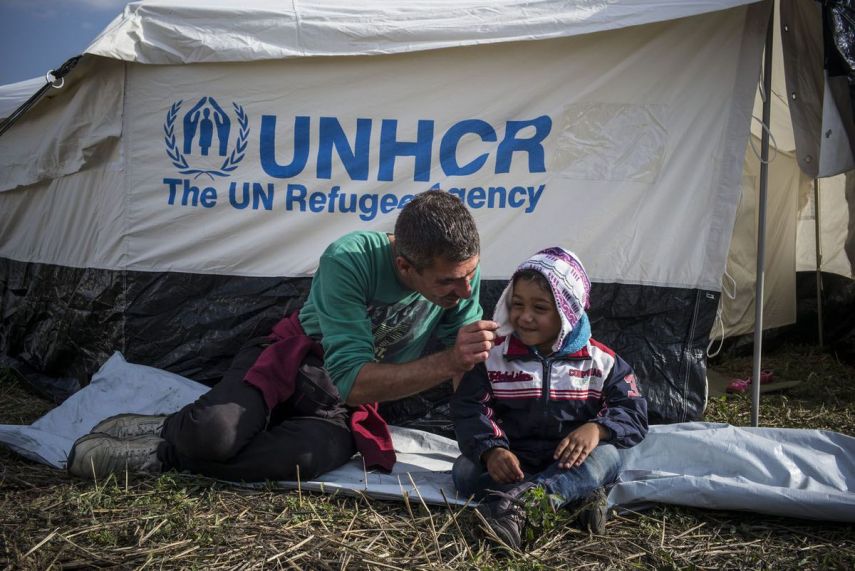 Pais refugiados cuidam dos filhos