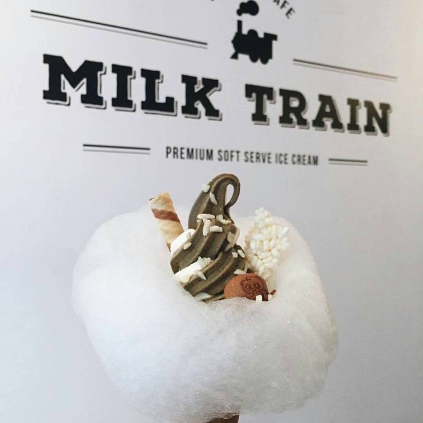 Sorveteria Milk Train, em Londres, lançou mais uma novidade doce: colocar uma generosa camada de algodão doce ao redor da casquinha 