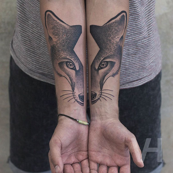 O tatuador alemão Valentin Hirsch combina simetria e elementos da natureza em tatuagens que mais parecem verdadeiras obras de arte. Olha só que animal!