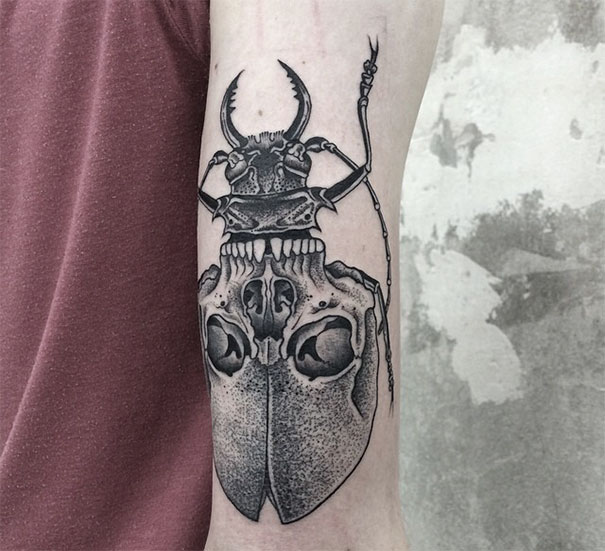 O tatuador alemão Valentin Hirsch combina simetria e elementos da natureza em tatuagens que mais parecem verdadeiras obras de arte. Olha só que animal!