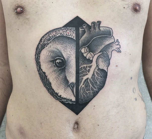 O tatuador alemão Valentin Hirsch combina simetria e elementos da natureza em tatuagens que mais parecem verdadeiras obras de arte. Olha só que animal!