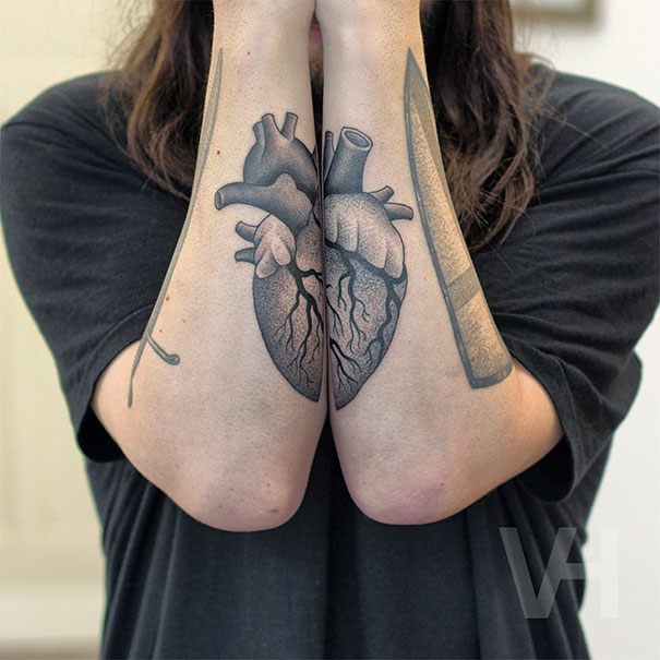 O tatuador alemão Valentin Hirsch combina simetria e elementos da natureza em tatuagens que mais parecem verdadeiras obras de arte. Olha só que animal!