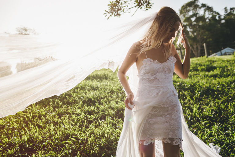 Este vestido de noiva, chamado 'Hollie', é da grife australiana  Grace Loves Lace e se tornou a peça mais popular da internet. Omodelo já foi marcado mais de 2,5 milhões (!!!) de vezes no Pinterest e custa aproximadamente R$ 4.652.