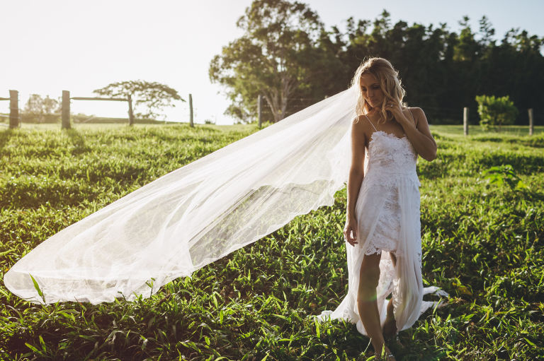 Este vestido de noiva, chamado 'Hollie', é da grife australiana  Grace Loves Lace e se tornou a peça mais popular da internet. Omodelo já foi marcado mais de 2,5 milhões (!!!) de vezes no Pinterest e custa aproximadamente R$ 4.652.