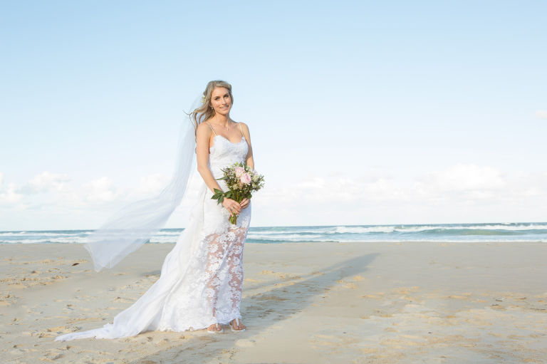 Este vestido de noiva, chamado 'Hollie', é da grife australiana  Grace Loves Lace e se tornou a peça mais popular da internet. Omodelo já foi marcado mais de 2,5 milhões (!!!) de vezes no Pinterest e custa aproximadamente R$ 4.652.