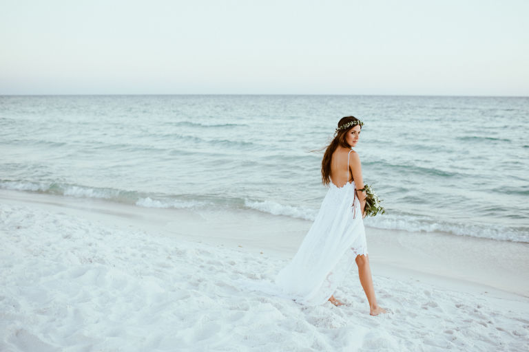 Este vestido de noiva, chamado 'Hollie', é da grife australiana  Grace Loves Lace e se tornou a peça mais popular da internet. Omodelo já foi marcado mais de 2,5 milhões (!!!) de vezes no Pinterest e custa aproximadamente R$ 4.652.