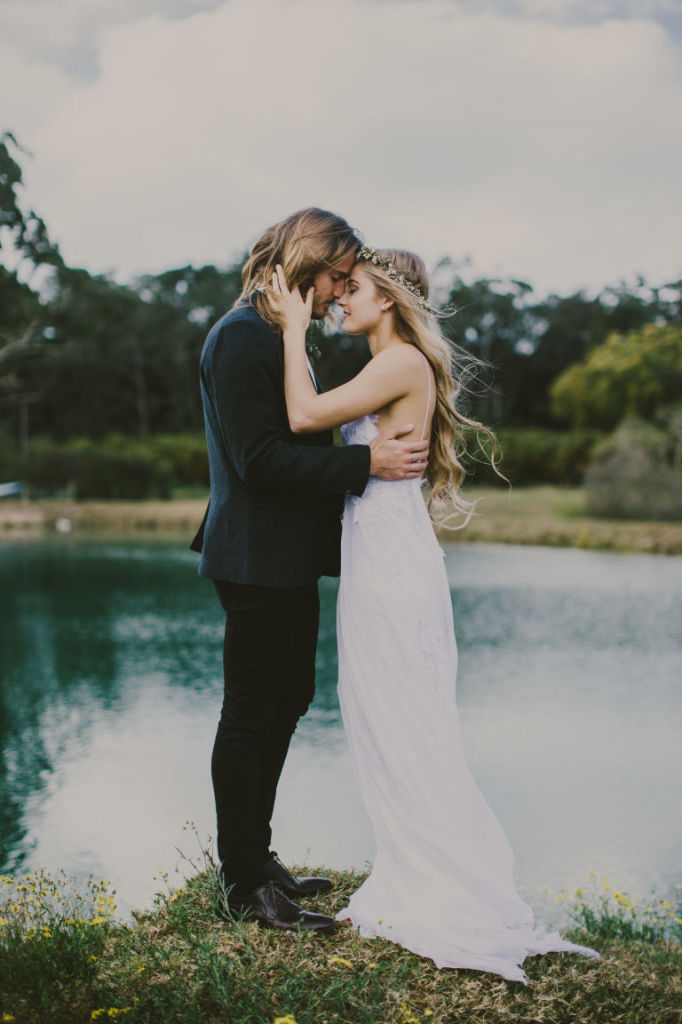 Este vestido de noiva, chamado 'Hollie', é da grife australiana  Grace Loves Lace e se tornou a peça mais popular da internet. Omodelo já foi marcado mais de 2,5 milhões (!!!) de vezes no Pinterest e custa aproximadamente R$ 4.652.