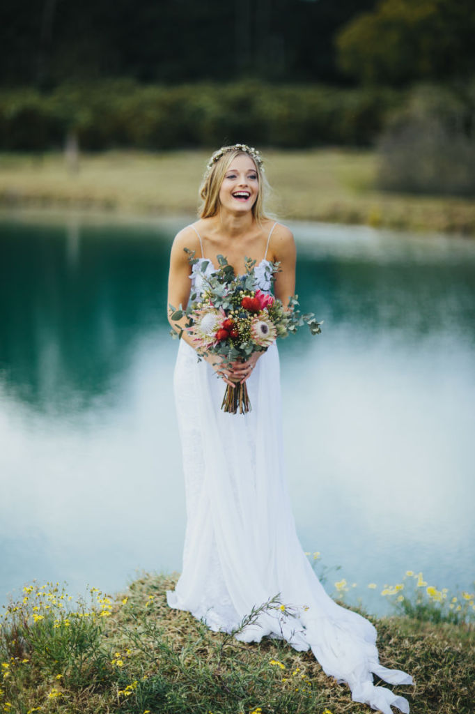 Este vestido de noiva, chamado 'Hollie', é da grife australiana  Grace Loves Lace e se tornou a peça mais popular da internet. Omodelo já foi marcado mais de 2,5 milhões (!!!) de vezes no Pinterest e custa aproximadamente R$ 4.652.