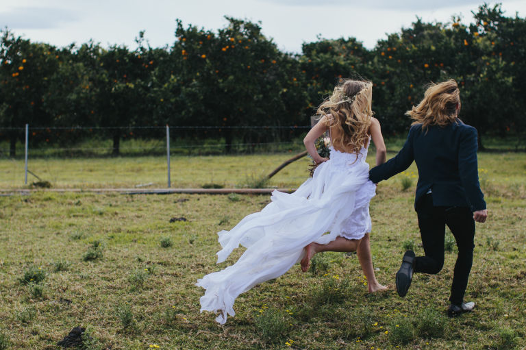 Este vestido de noiva, chamado 'Hollie', é da grife australiana  Grace Loves Lace e se tornou a peça mais popular da internet. Omodelo já foi marcado mais de 2,5 milhões (!!!) de vezes no Pinterest e custa aproximadamente R$ 4.652.