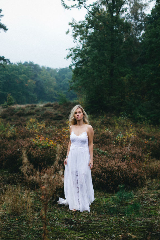 Este vestido de noiva, chamado 'Hollie', é da grife australiana  Grace Loves Lace e se tornou a peça mais popular da internet. Omodelo já foi marcado mais de 2,5 milhões (!!!) de vezes no Pinterest e custa aproximadamente R$ 4.652.