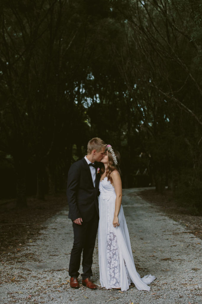 Este vestido de noiva, chamado 'Hollie', é da grife australiana  Grace Loves Lace e se tornou a peça mais popular da internet. Omodelo já foi marcado mais de 2,5 milhões (!!!) de vezes no Pinterest e custa aproximadamente R$ 4.652.