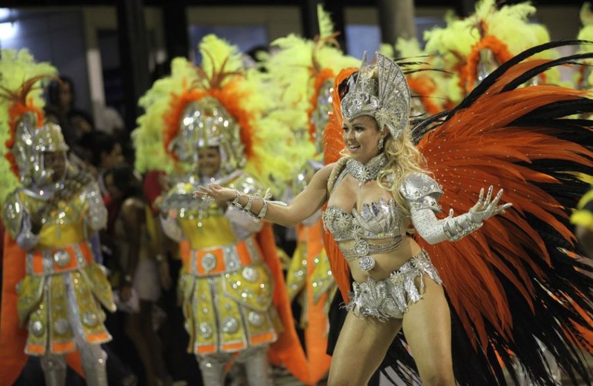 Pelo menos uma vez na vida, fique quatro noites sem dormir curtindo os blocos de rua e o desfile das escolas de samba do 'maior show da Terra'.