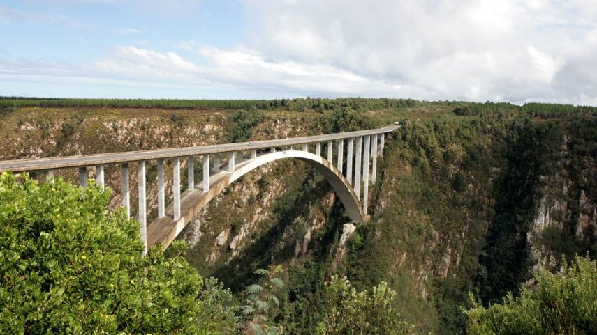 Se for corajoso e não tiver medo de altura, pule de bungee jump da  Bloukrans Bridge, a mais alta ponte em que se pratica o esporte no mundo. São mais de 216 metros de altura e fica na África do Sul.