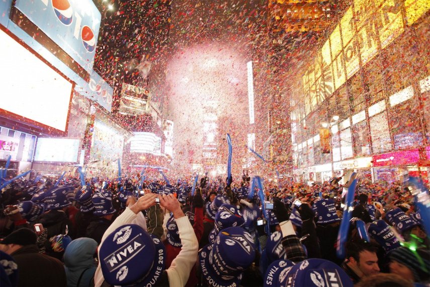 Pelo menos uma vez, passe a virada do ano em um lugar festivo e inesquecível. Uma sugestão é a gelada, lotada e linda Times Square, em Nova York.