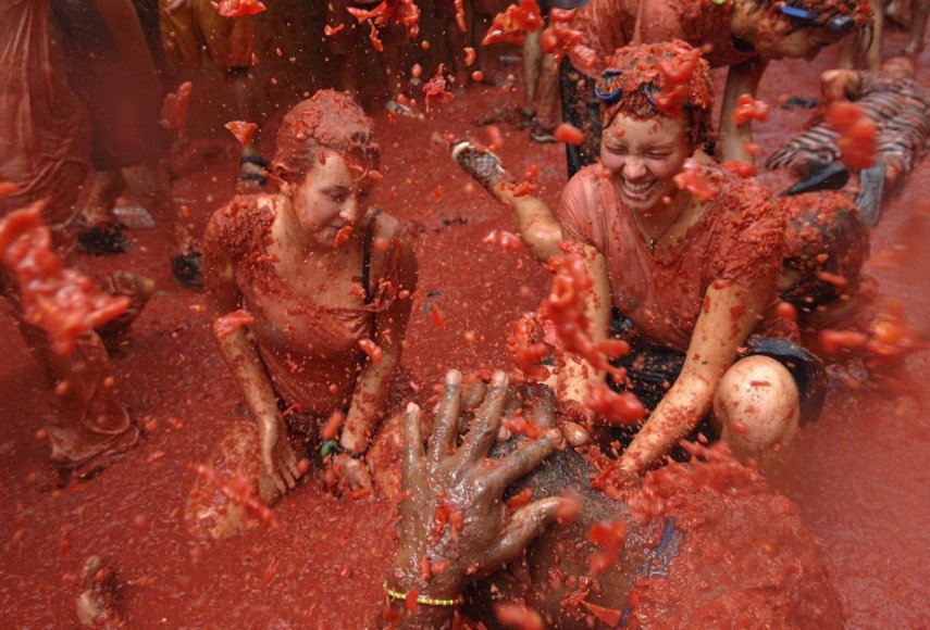 A maior guerra de comida do mundo acontece em Buñol, na Espanha. Sempre no mês de agosto mais de 30 mil pessoas visitam a cidade para mergulhar em piscinas de tomate.