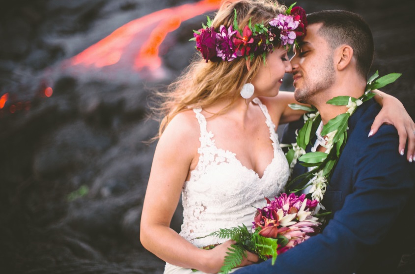 Lauren e Alex toparam a sugestão da fotógrafa Jenna Lee e posaram para ensaio de casamento no Kilauea, um dos vulcões ativos do Havaí. 