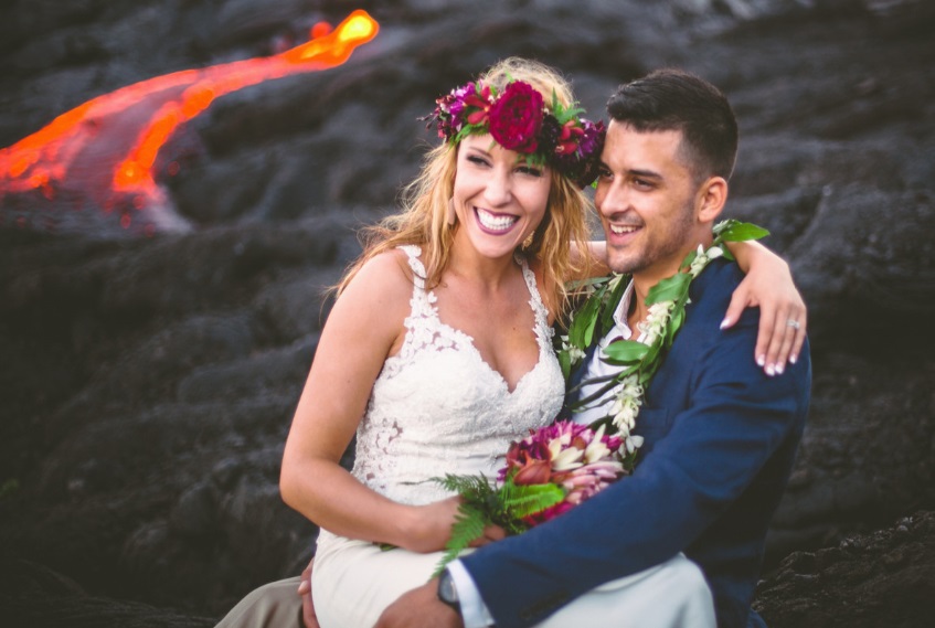 Lauren e Alex toparam a sugestão da fotógrafa Jenna Lee e posaram para ensaio de casamento no Kilauea, um dos vulcões ativos do Havaí. 