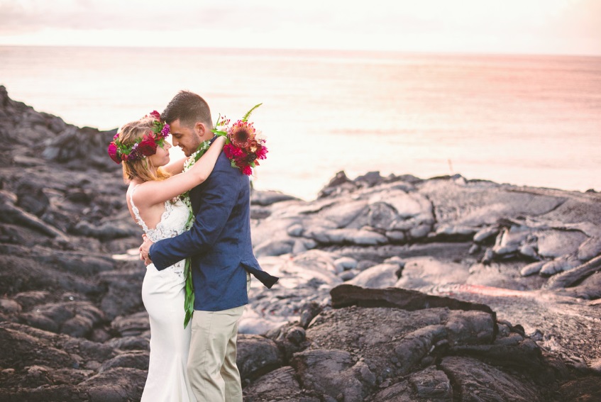 Lauren e Alex toparam a sugestão da fotógrafa Jenna Lee e posaram para ensaio de casamento no Kilauea, um dos vulcões ativos do Havaí. 