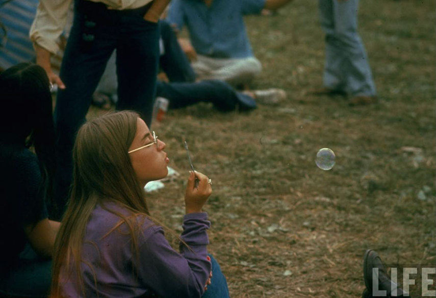 O site Bored Panda recuperou um ensaio que a extinta revista Life publicou sobre o lendário festival de Woodstock, nos Estados Unidos, em 1969