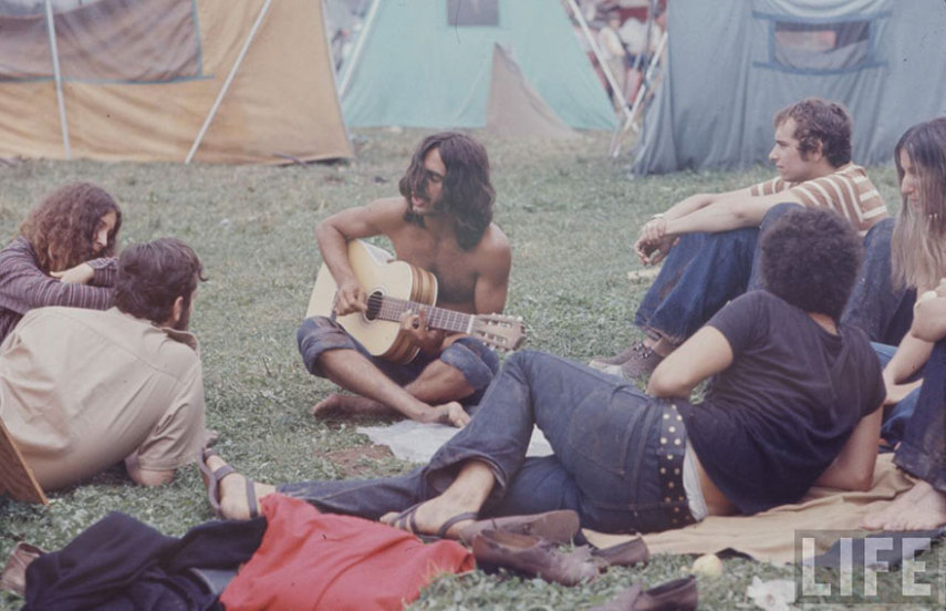 O site Bored Panda recuperou um ensaio que a extinta revista Life publicou sobre o lendário festival de Woodstock, nos Estados Unidos, em 1969